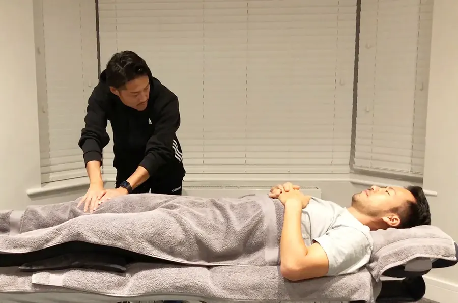選手を施術する木谷将志